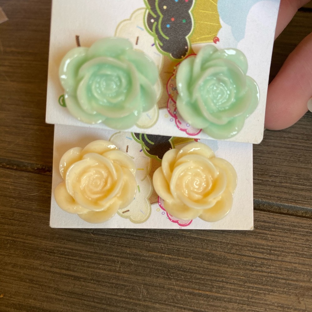 2 pairs of rose earrings